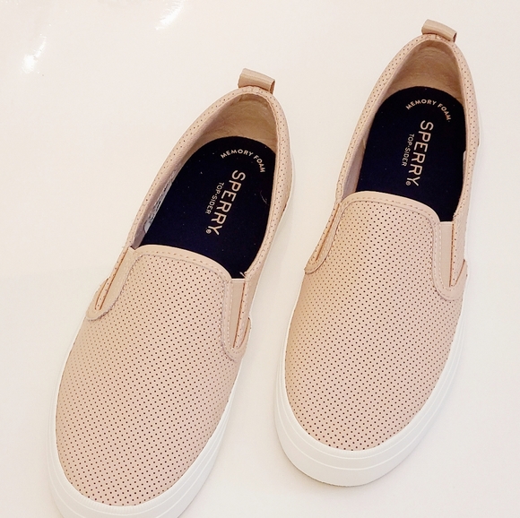 women's crest twin gore plushwave pin perforated sneaker